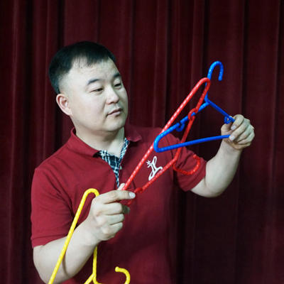 LINKING COAT HANGERS - Lee Ju Yong