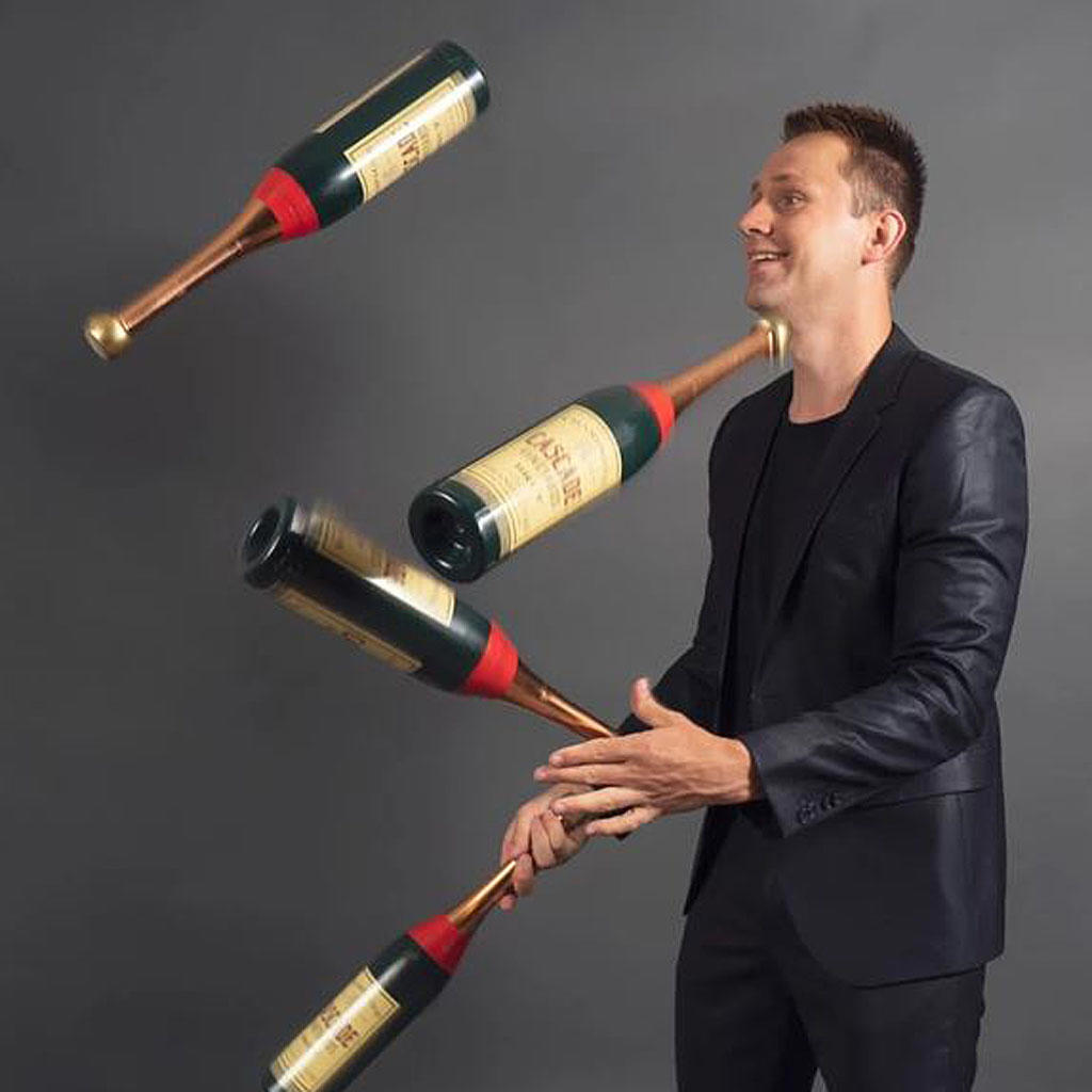 JUGGLING BOTTLE CLUBS - Niels Duinker