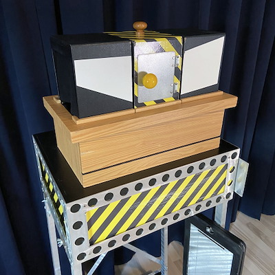 TRI SECTION ARM ILLUSION