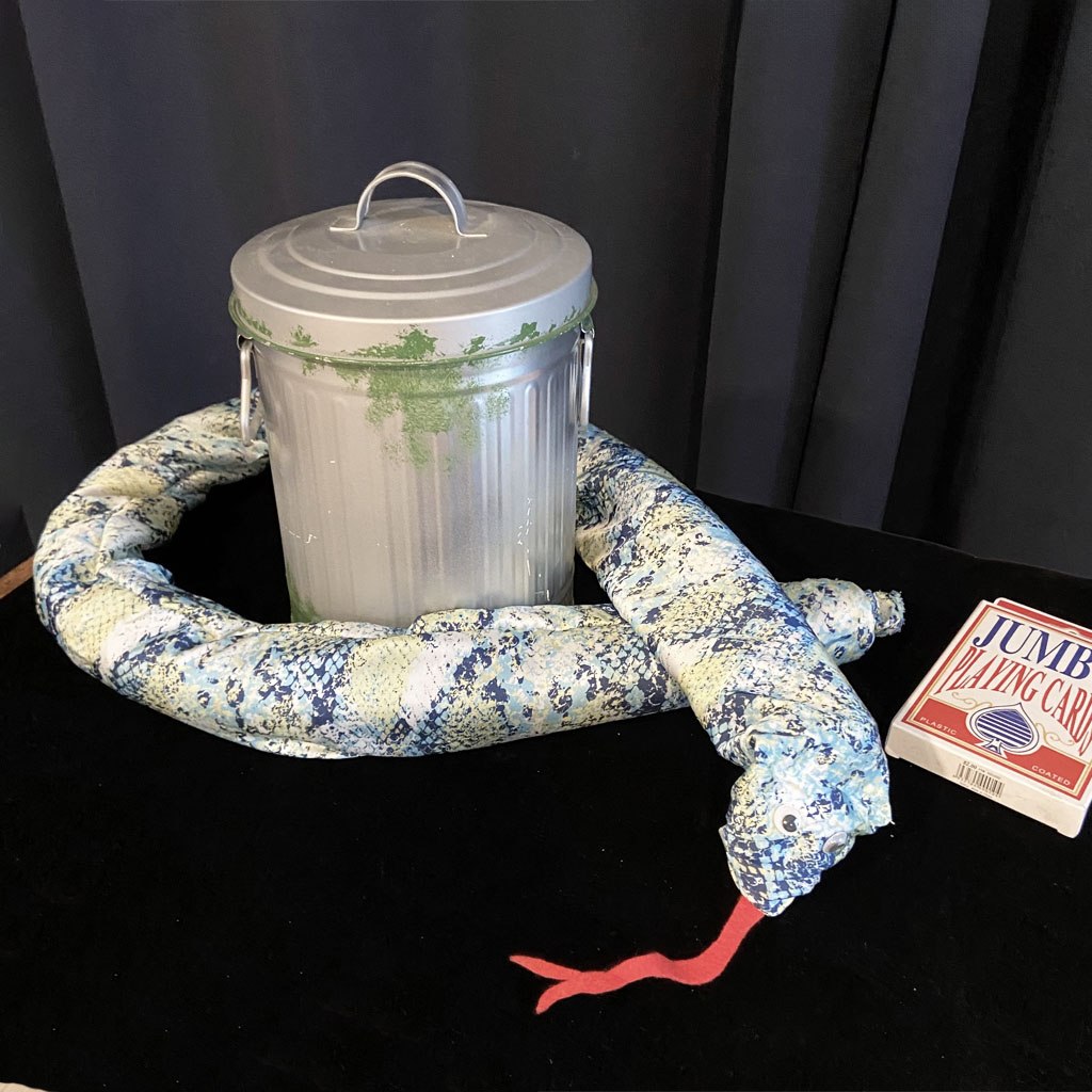 SNAKE IN TRASH CAN - UnderMagic