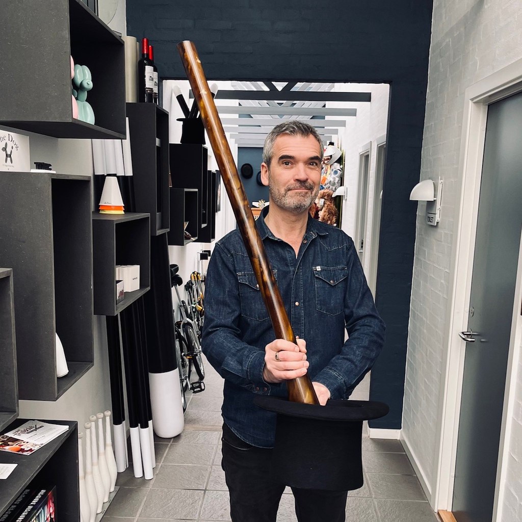 APPEARING WOODEN POLE