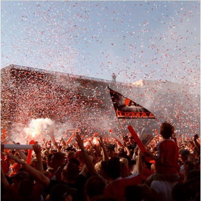 BOMBERØR MED PAPIRKONFETTI