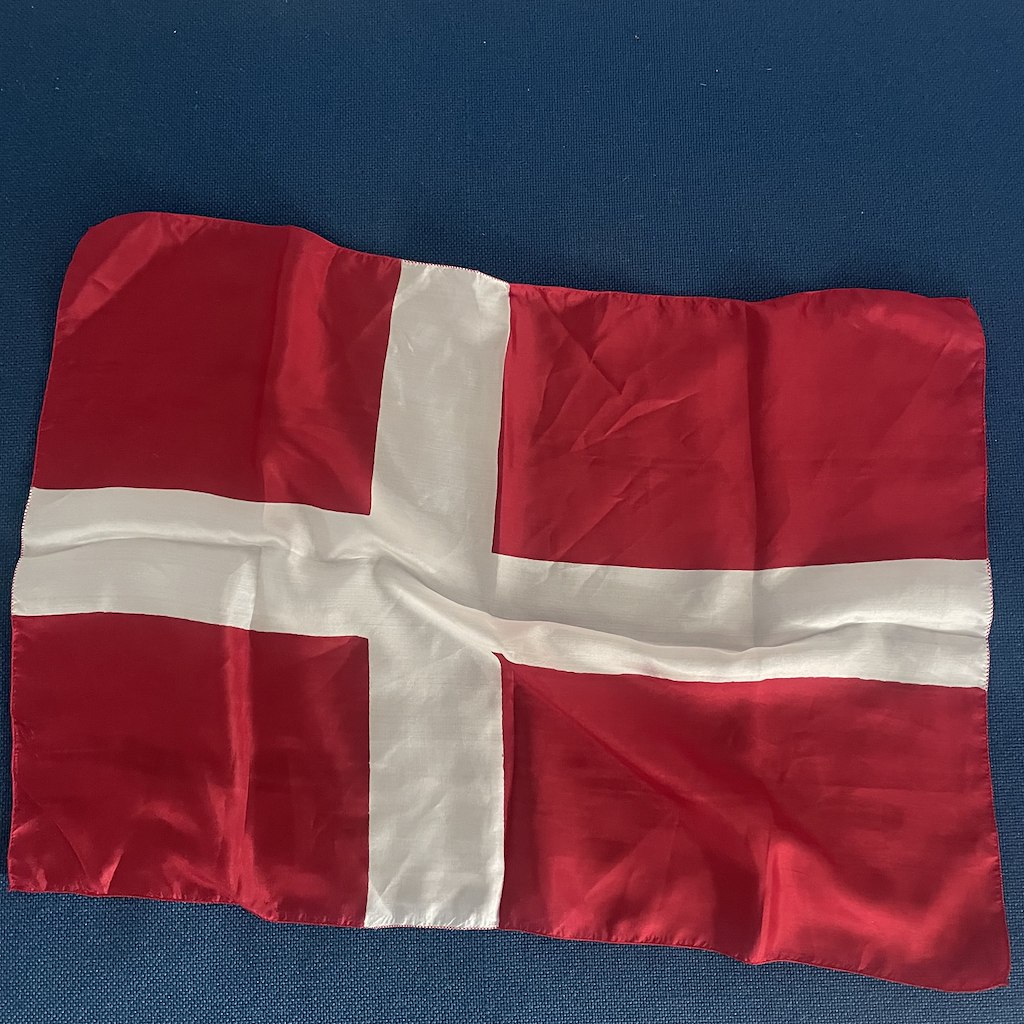 DANSK SILKE-FLAG 40 X 60 cm. - 1 stk.