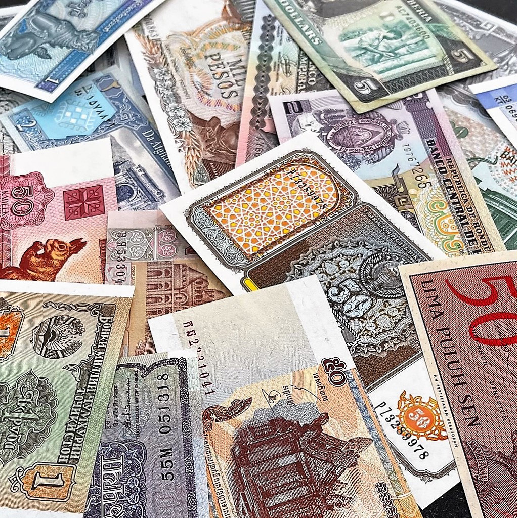 VALUTA - ægte pengesedler fra alverdens lande
